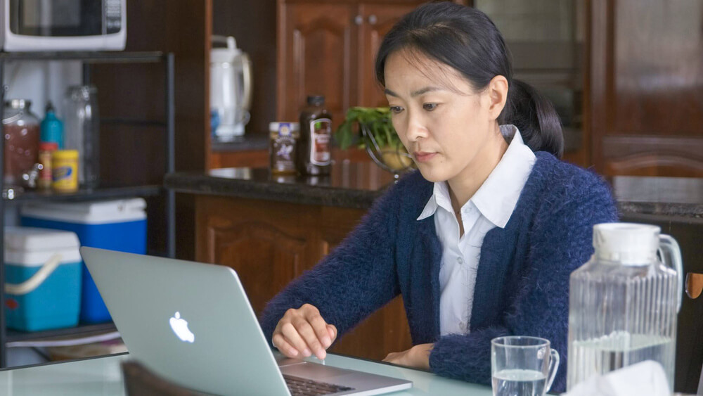 Est-ce que le Seigneur Jésus « apparaîtra dans les nuages » ou « invisible comme un voleur » ?